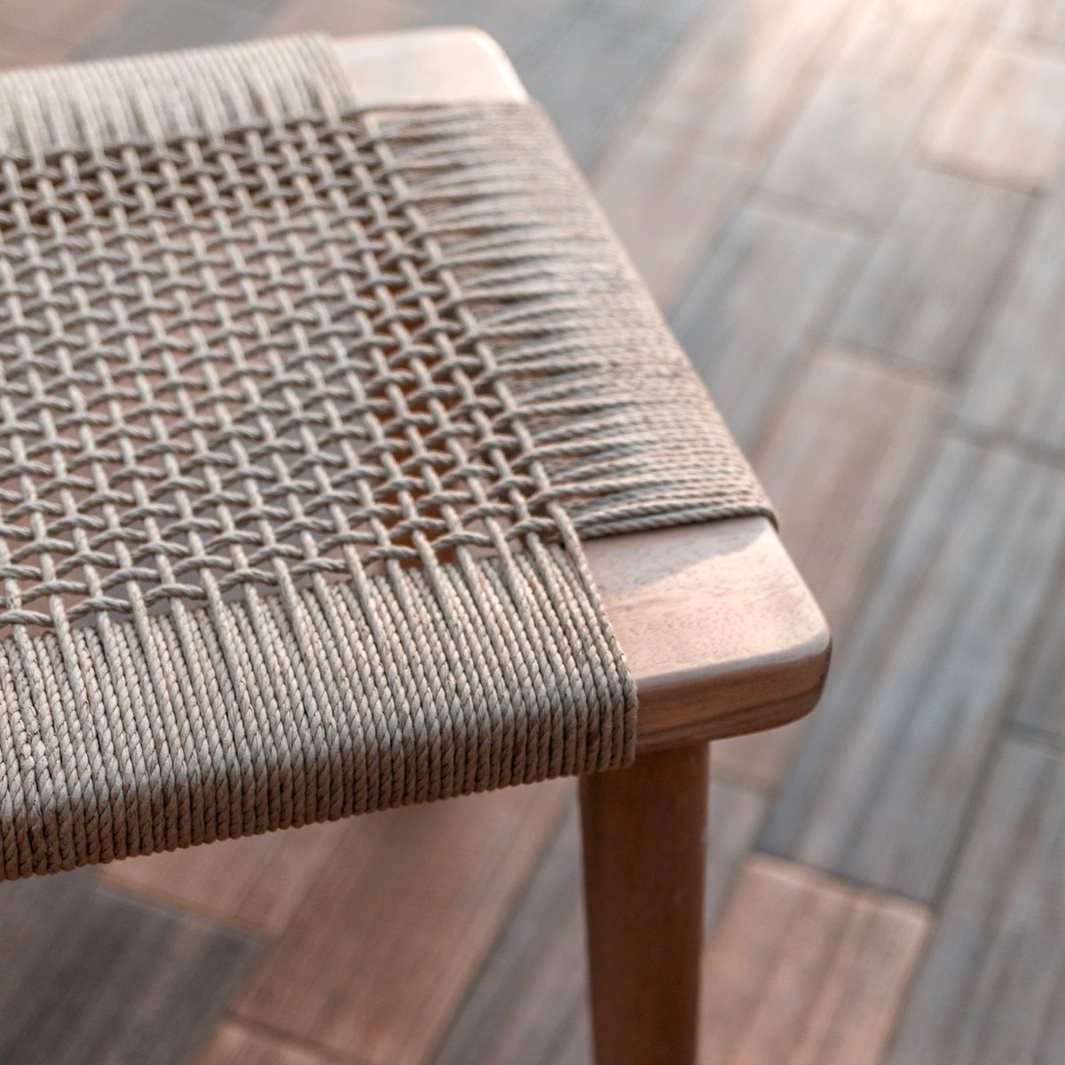 Hocker aus Trembesi-Holz und recyceltem Papier – handgefertigt & nachhaltig