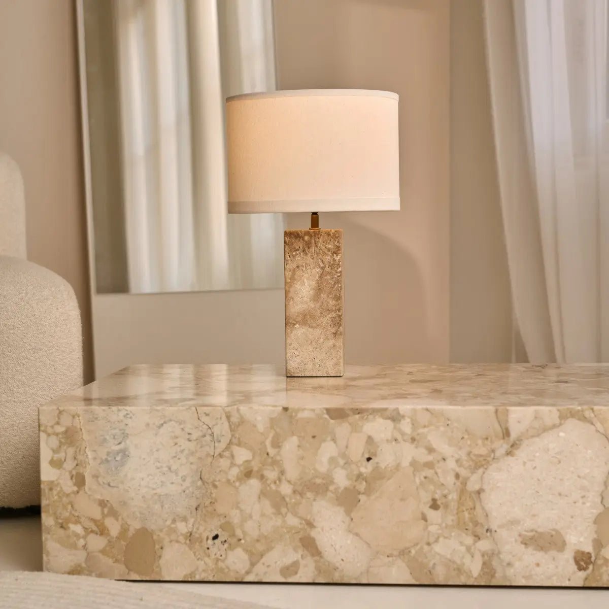 Travertin Lampe - Eleganter Naturstein mit Baumwollschirm