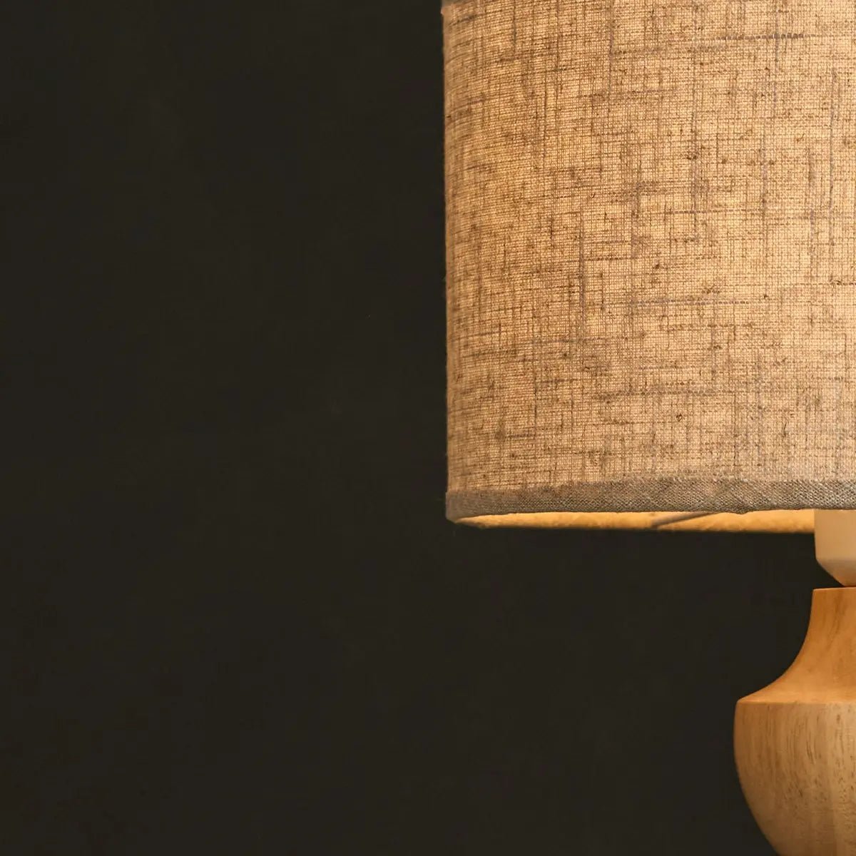 Holz Lampe mit beigem Lampenschirm