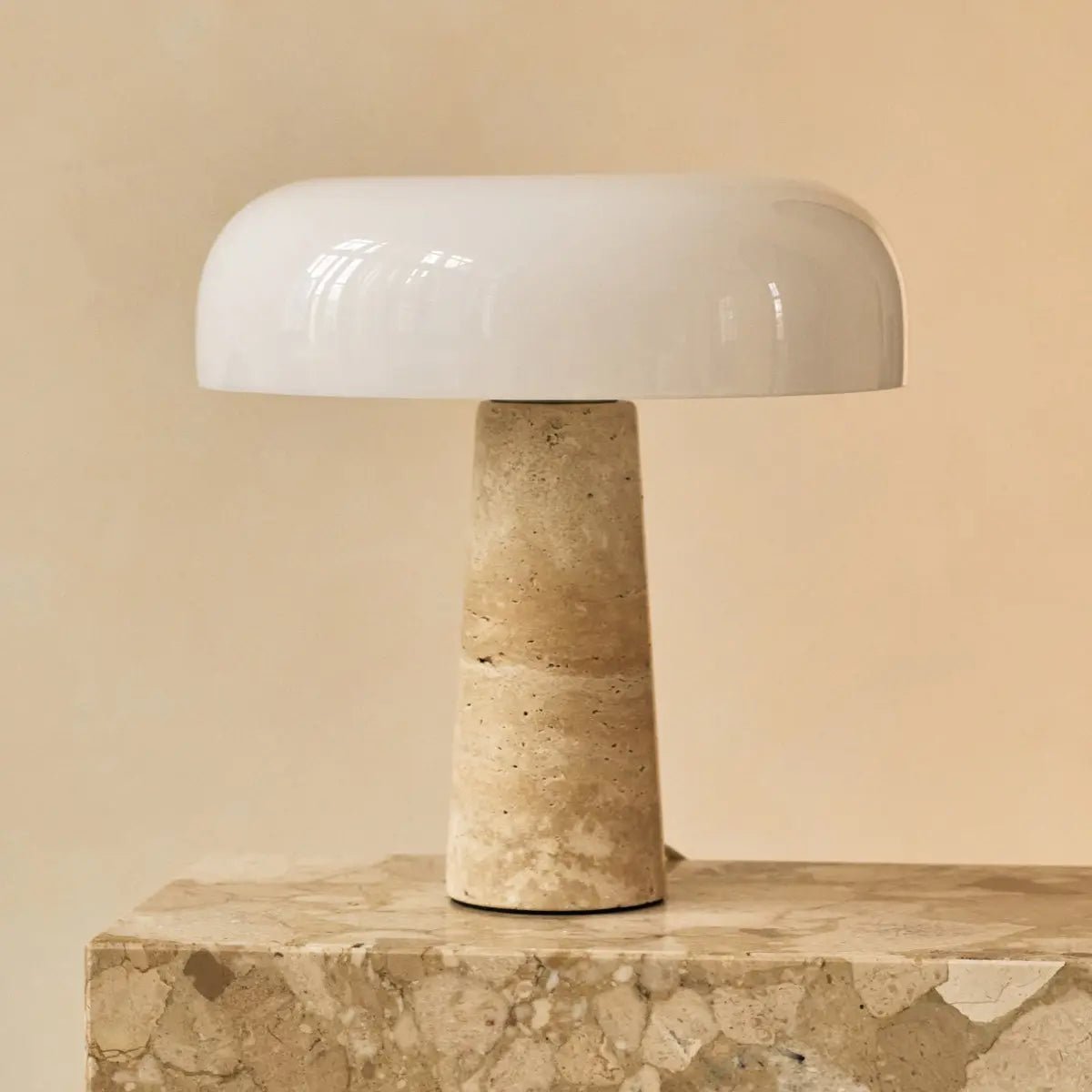 Handgefertigte Travertin Lampe mit Glasschirm beige weiss SONVELIA