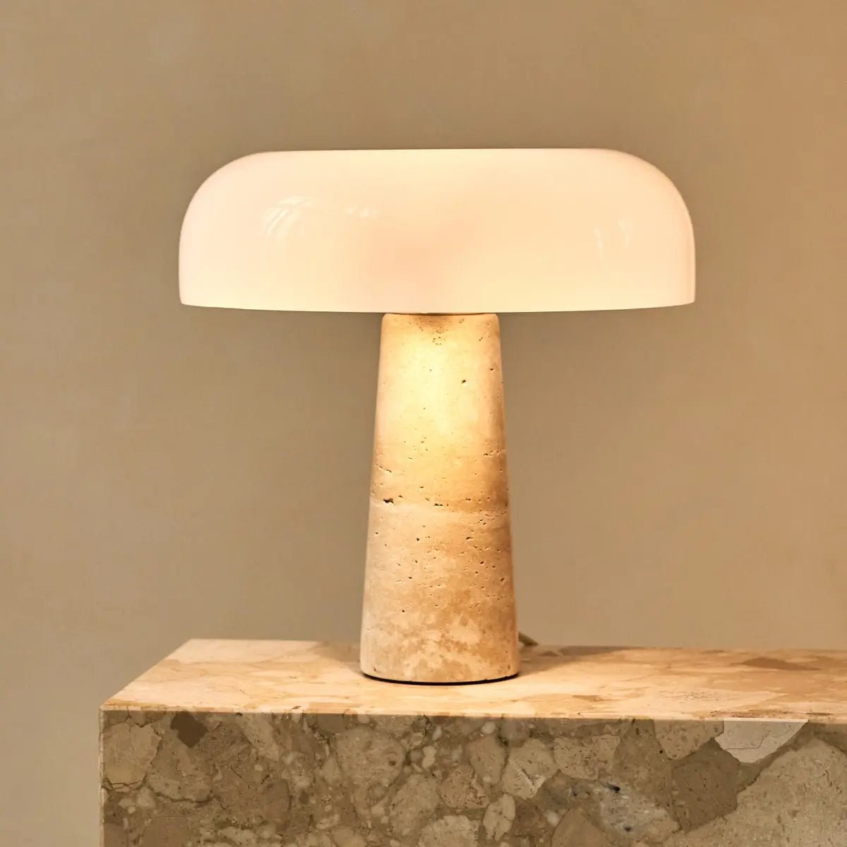 Handgefertigte Travertin Lampe mit Glasschirm beige weiss SONVELIA