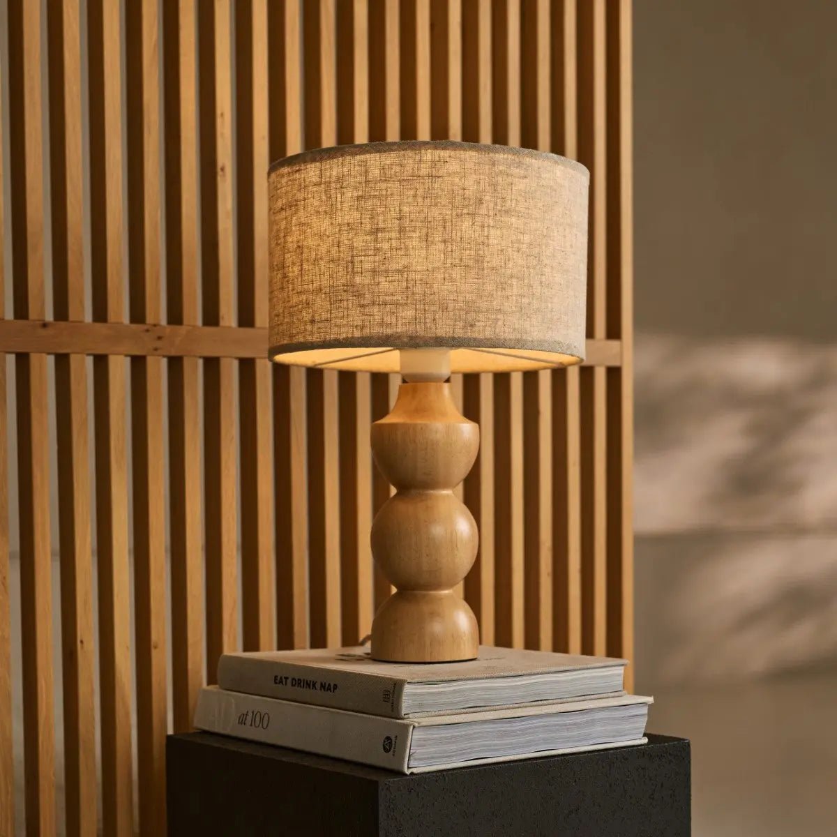 Holz Lampe mit beigem Lampenschirm SONVELIA